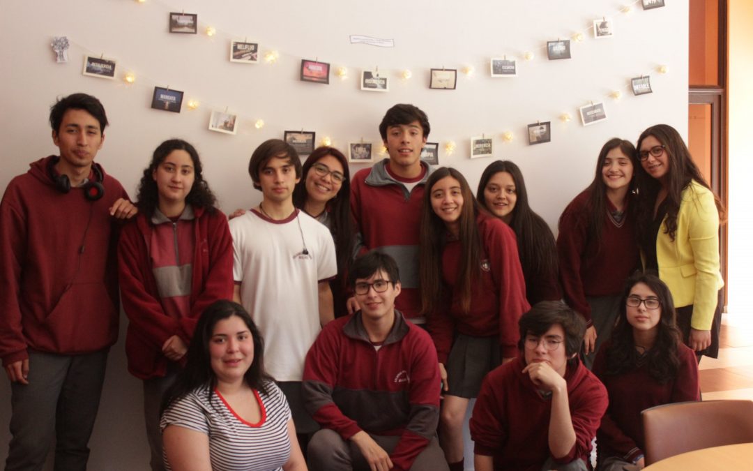 Alumnos del Colegio San Esteban HC aportan con nuevas palabras en Biblioteca Municipal de Bulnes.