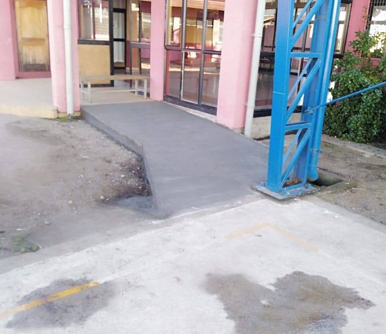 Mejoran escuela de Cantarrana que tiene un camino pavimentado para discapacitados