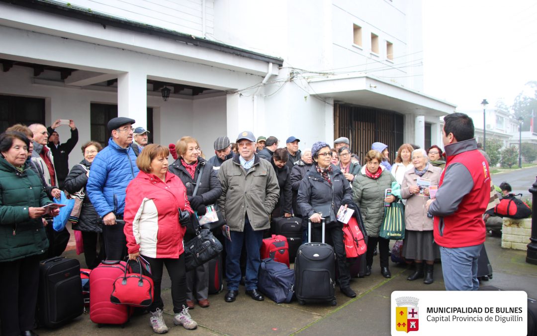 Adultos Mayores de Bulnes viajan de vacaciones a San Fabián con apoyo municipal