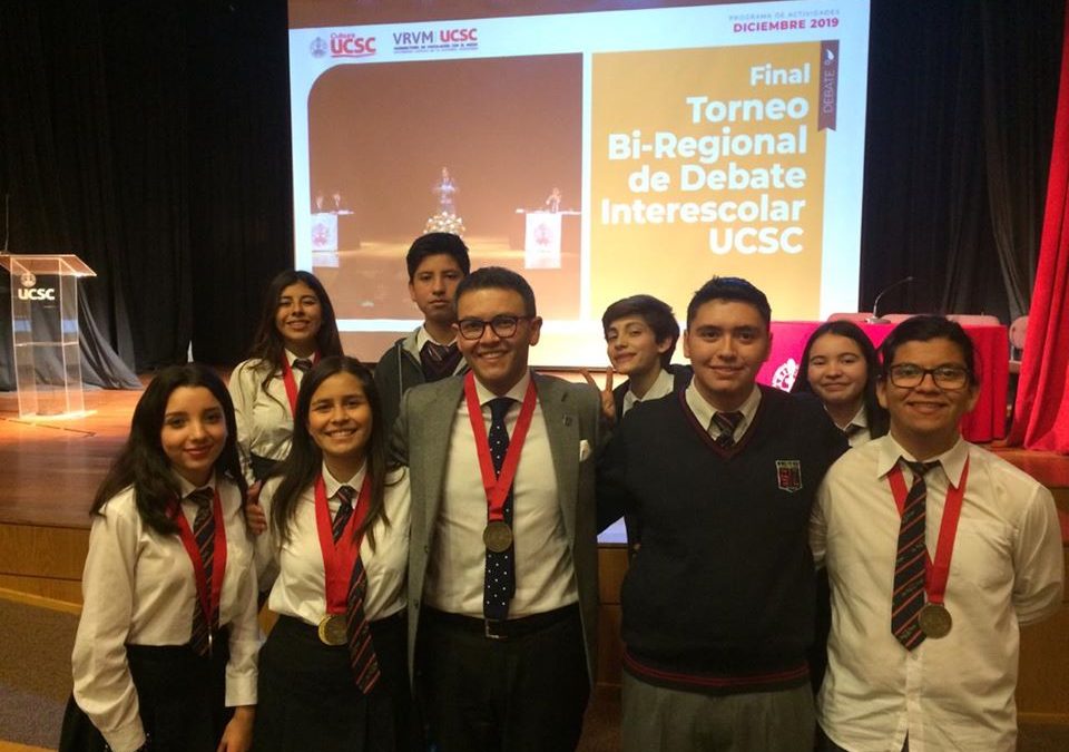 Grupo de debate del Liceo Santa Cruz de Larqui obtiene tercer lugar en concurso realizado en Concepción
