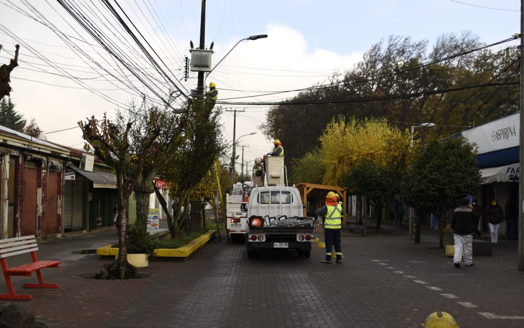 Instalan luminarias LED en el Paseo Peatonal de la capital de Diguillín
