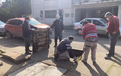 Obras municipales cambia tapas de alcantarillado en la Plaza de Armas